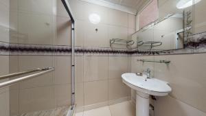 La salle de bains est pourvue d'un lavabo et d'un miroir. dans l'établissement Breakers 324 by Top Destinations Rentals, à Durban