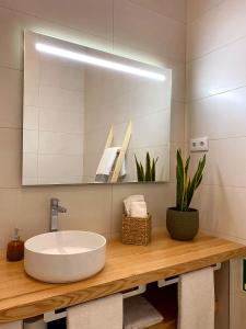 y baño con lavabo y espejo. en Casa Longa Faro - Traditional Portuguese House with modern comforts, en Faro