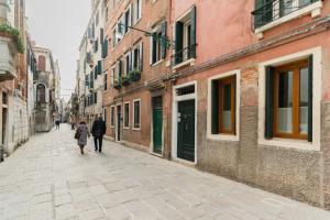 a couple of people walking down a street at Ca' Mocenigo in Venice