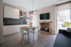 eine Küche und ein Esszimmer mit einem Tisch und Stühlen in der Unterkunft Rossanella's Home in Desenzano del Garda