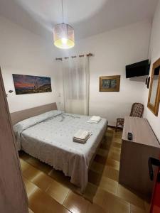1 dormitorio con 1 cama grande en una habitación en Cottage84 - Proppro - Milazzo, en Milazzo
