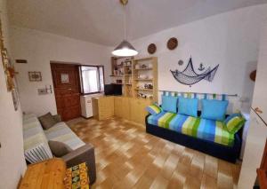 sala de estar con cama y sofá en Cottage84 - Proppro - Milazzo, en Milazzo
