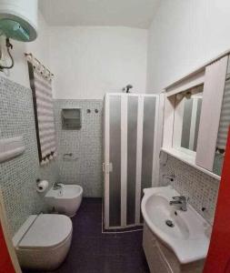 y baño con aseo y lavamanos. en Cottage84 - Proppro - Milazzo, en Milazzo