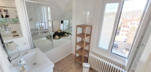 Koupelna v ubytování 2 Zimmer Zentral-ruhig mit Flair Gertrud Schlössli + 34 fotografií