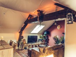 TV a/nebo společenská místnost v ubytování L'Insolite, expérience safari chic à Saumur + 18 fotografií