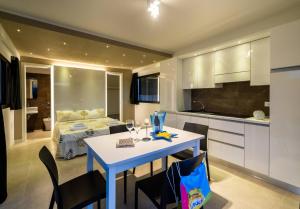 a kitchen and dining room with a table and chairs at Village Lake Placid in Silvi Marina