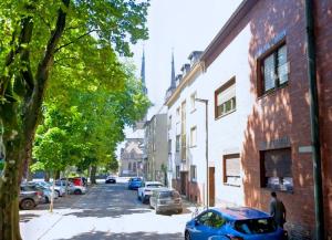 um carro azul estacionado ao lado de uma rua em Angelinas Service Apartment 4 em Oberhausen