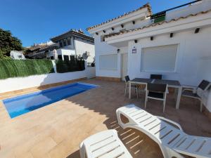 Un patio con una mesa y sillas al lado de una casa. en Casa Sucina, en Sucina