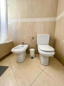 een badkamer met een toilet en een wastafel bij Couples Nest in Malaga! in Málaga