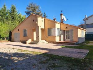 uma casa com uma torre em cima dela em Villa Tassigny em Aix-en-Provence