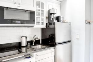 A cozinha ou cozinha compacta de Back Bay 1br w wd nr Newbury St BOS-725