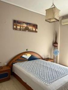 een slaapkamer met een bed met een houten frame bij Naia Apartment in Sarandapikhiótika