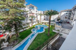 een luchtzicht op een zwembad in een appartement bij Complejo Andalucía Torrecilla Beach in Nerja