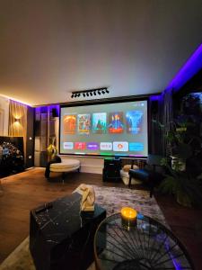 uma sala de estar com uma grande televisão de ecrã plano em Residence ǁ Corino em Biograd na Moru