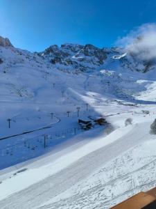 ラ・モンジーにあるStudio 30m2 pour 4 pers La Mongie avec canape-lit et lit superposéの雪山