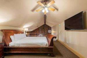 - une chambre avec un ventilateur de plafond et un lit dans l'établissement St. Philip Manor French Quarter, à La Nouvelle-Orléans