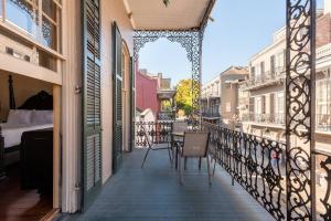 - un balcon avec un lit, une table et des chaises dans l'établissement St. Philip Manor French Quarter, à La Nouvelle-Orléans
