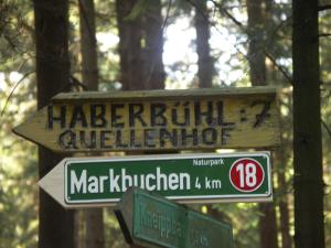 ein Zeichen für eine Auhnatur-Kulturkultur in einem Wald in der Unterkunft Quellenhof Kollnburg in Kollnburg