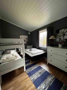 1 dormitorio con 2 literas y ventana en Flott hytte i Morfjorden, Laupstad, en Laupstad