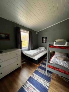 Ліжко або ліжка в номері Flott hytte i Morfjorden, Laupstad