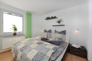Schlafzimmer mit einem Bett und einem Fenster in der Unterkunft Alte Schmiede in Franken Vorstadt