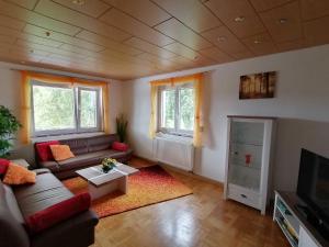 een woonkamer met een bank en een tafel bij Ferienwohnung Renner ca 100 qm in Mühlingen