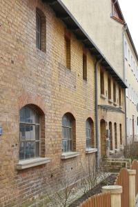 ein Backsteingebäude mit seitlichen Fenstern in der Unterkunft Alte Schmiede in Franken Vorstadt