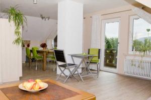 ein Wohnzimmer mit einem Tisch und einer Obstschale in der Unterkunft Ferienwohnung Storchenblick in Herbolzheim