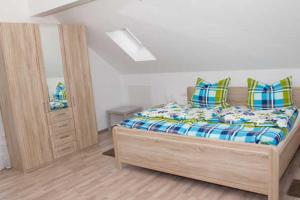 ein Schlafzimmer mit einem Bett und einem Spiegel in der Unterkunft Ferienwohnung Storchenblick in Herbolzheim + 12 Fotos