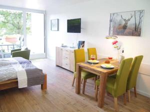 una habitación con mesa y sillas y un dormitorio en Apartment Harzgrün en Sankt Andreasberg