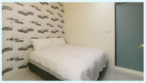 吉安的住宿－花蓮日森民宿，一间小卧室,配有白色的床和墙壁