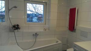 La salle de bains est pourvue d'une douche et d'une baignoire. dans l'établissement Loft Nagoldtal 81 qm, à Pforzheim