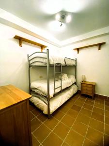una camera con letto a castello di Apartamento La Visera Plaza Andalucía a Sierra Nevada
