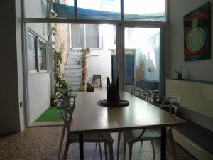 mesa y sillas en una habitación con ventana en Ca la Rosa, en La Font D´En Carròs