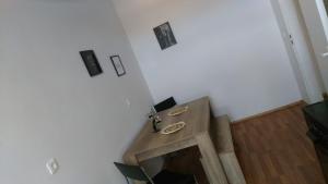 a small wooden desk in a white room at Stellas Monteurwohnungen in Werdau