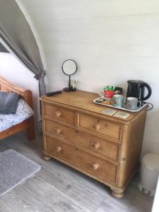 een houten dressoir met een spiegel erop bij Wharfe Pod in Kettlewell