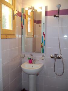 W łazience znajduje się umywalka i prysznic. w obiekcie zacharoularooms3 w mieście Manganítis