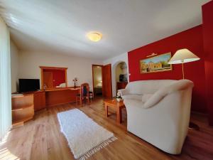 A television and/or entertainment centre at Hévíz Apartman Hévíz