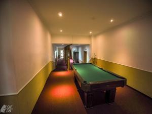 un pasillo vacío con una mesa de billar. en Hotel und Restaurant Harzparadies en Harztor