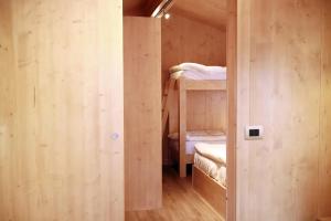 a small room with two bunk beds in it at International Camping Olympia in Maion