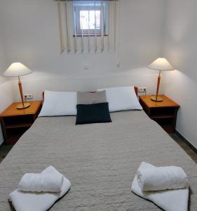 A bed or beds in a room at Hévíz Apartman Hévíz