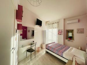 een slaapkamer met een bed, een wastafel en een bad bij La Dama dell'Etna in Nicolosi