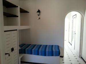ランペドゥーザにあるVilla Jekoのベッド1台と開放ドアが備わる客室です。