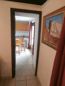 un pasillo que conduce a una cocina con una pintura en la pared en Molino Remanente, en Santa Cruz de la Palma