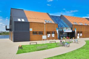 een gebouw met twee fietsen die er voor geparkeerd staan bij Marina Grudziądz in Grudziądz