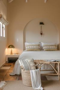 Giường trong phòng chung tại Scorpios Mansion Loft / Downtown Skala / Seaside