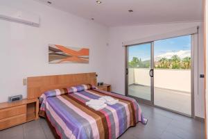 Un pat sau paturi într-o cameră la Villa Embat by Sealand Villas +26 fotografii