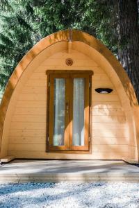 Bygningen som campingpladsen ligger i