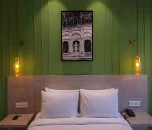 Postel nebo postele na pokoji v ubytování Hotel Wonder Hills,Har ki Pauri Road Haridwar