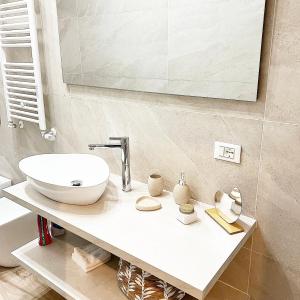 ein Badezimmer mit einem weißen Waschbecken und einem Spiegel in der Unterkunft Lawyer House Milan in Mailand